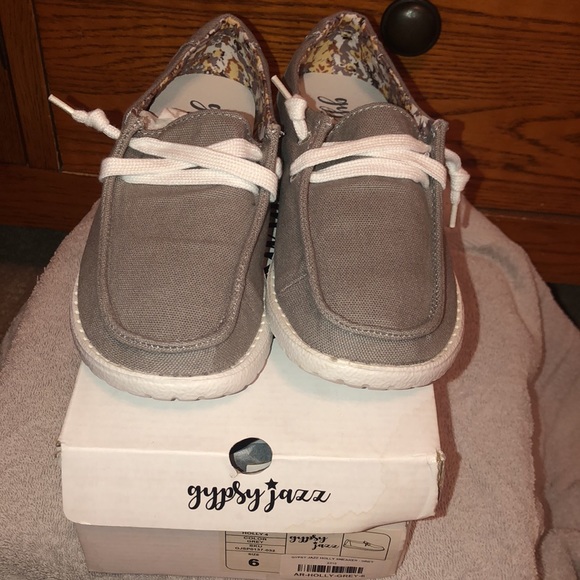 NIB Gypsy Jazz Grey Sneaker 6 - Picture 4 of 4